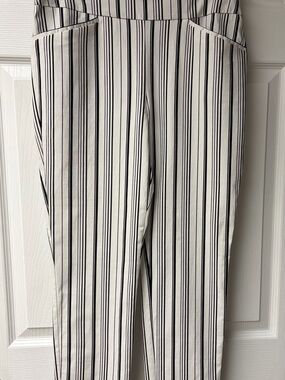 Chicos Cropped Perfect Stretch Pants - Size 0.5.